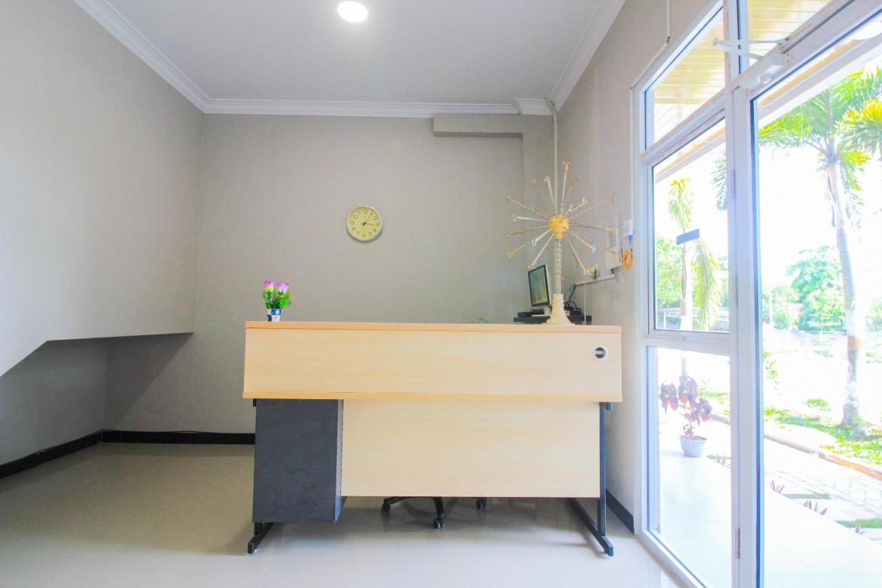 Oyo 1653 Fajar Residence Pekanbaru Exterior photo