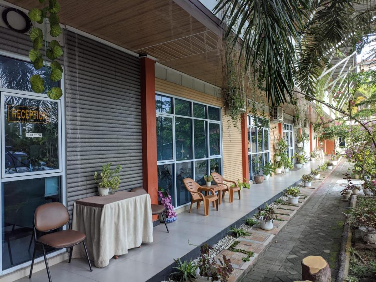 Oyo 1653 Fajar Residence Pekanbaru Exterior photo