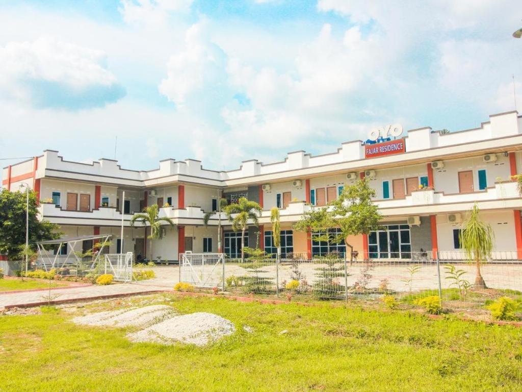 Oyo 1653 Fajar Residence Pekanbaru Exterior photo
